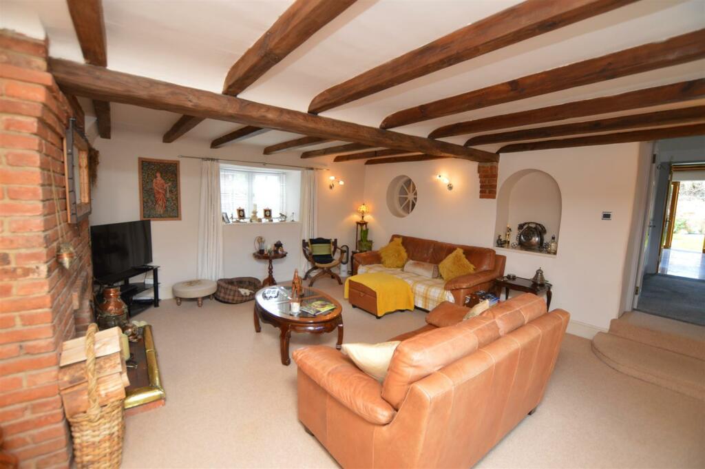 4 bedroom semidetached house for sale in Stud Farm, Cross street