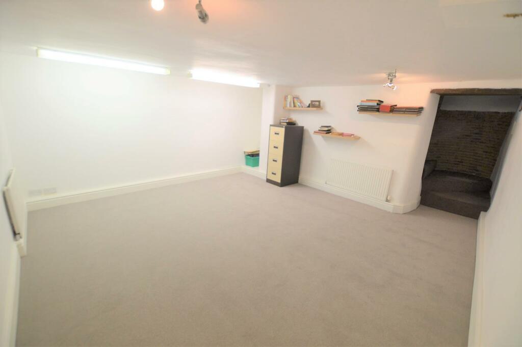 4 bedroom semidetached house for sale in Stud Farm, Cross street