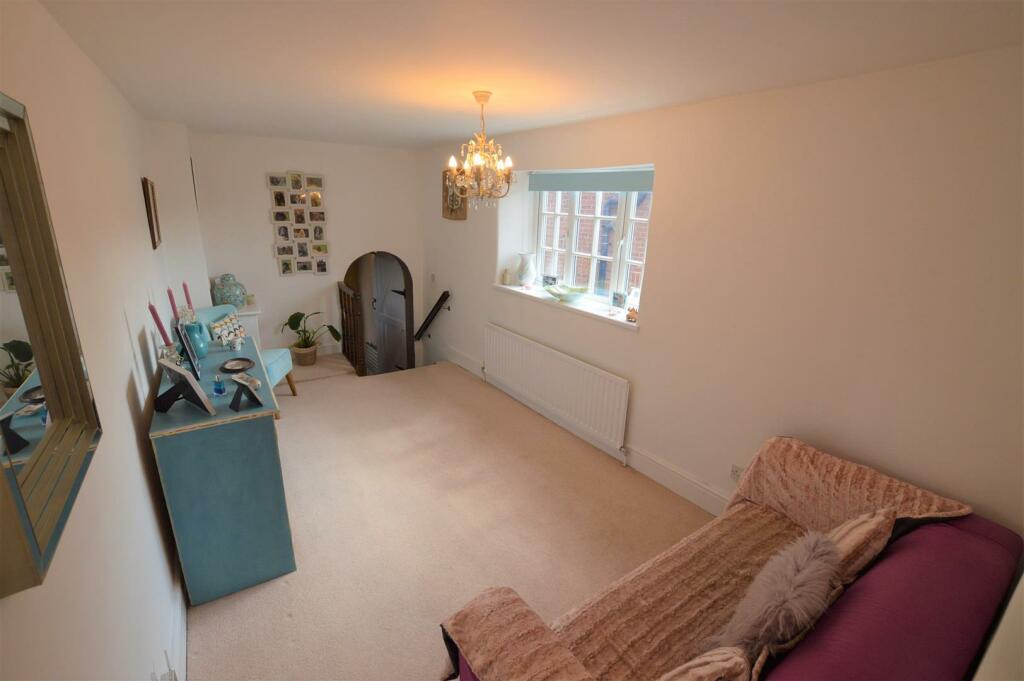 4 bedroom semidetached house for sale in Stud Farm, Cross street