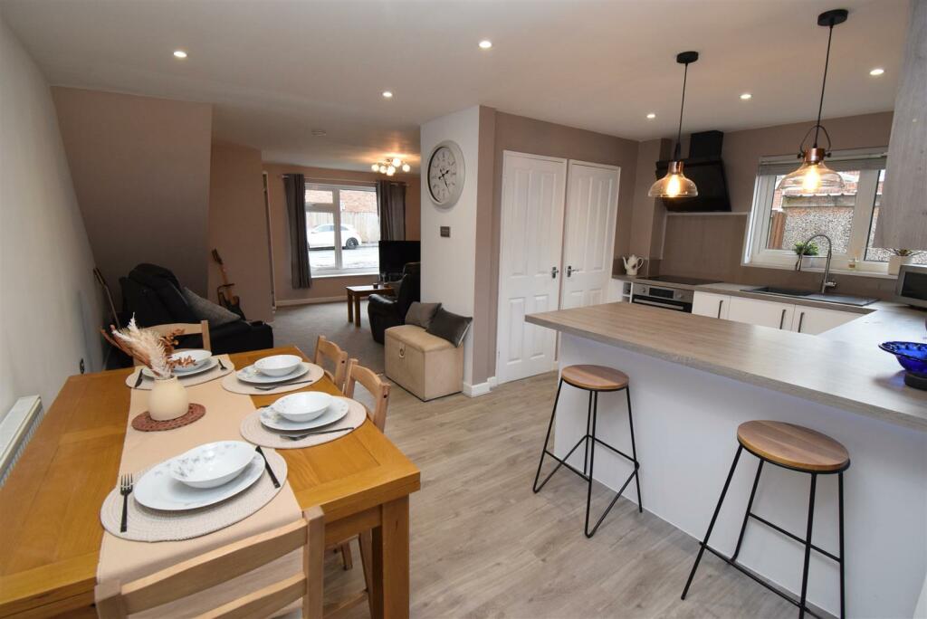 3 bedroom detached house for sale in Sinfin Avenue, Shelton Lock, Derby