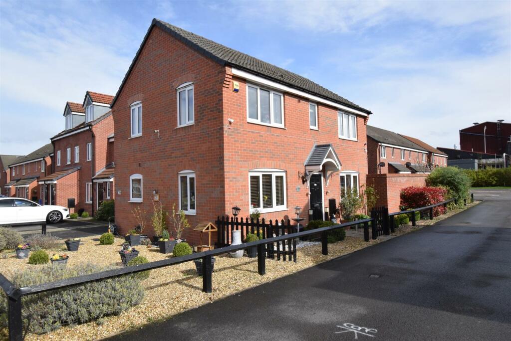 3 bedroom detached house for sale in Upton Drive, Stretton, BurtonOn