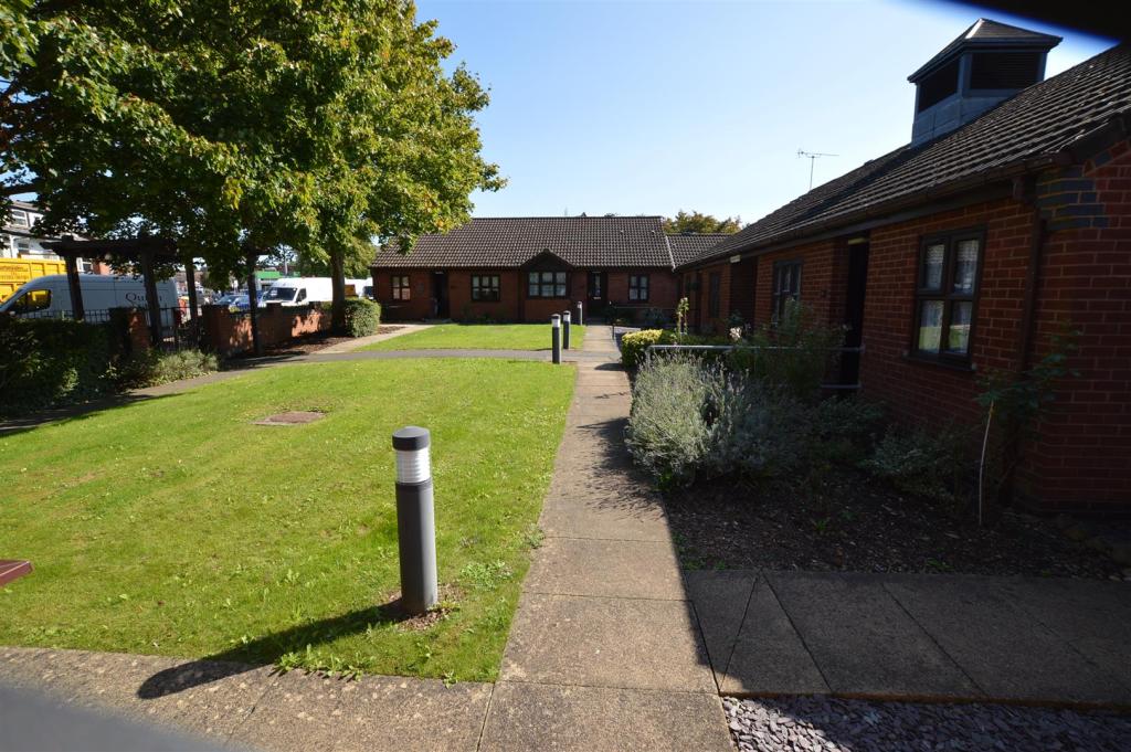 2 bedroom bungalow for sale in Holly Green, Stapenhill, BurtonOnTrent