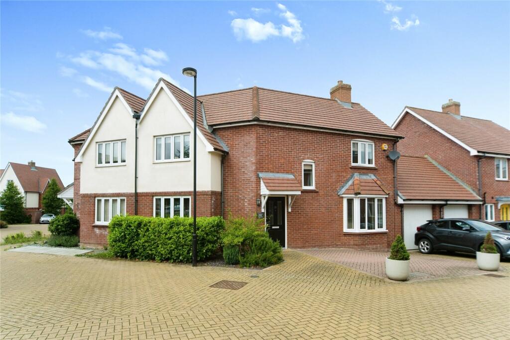 3 bedroom semidetached house for sale in Hawksley Crescent, Hailsham, East Sussex, BN27