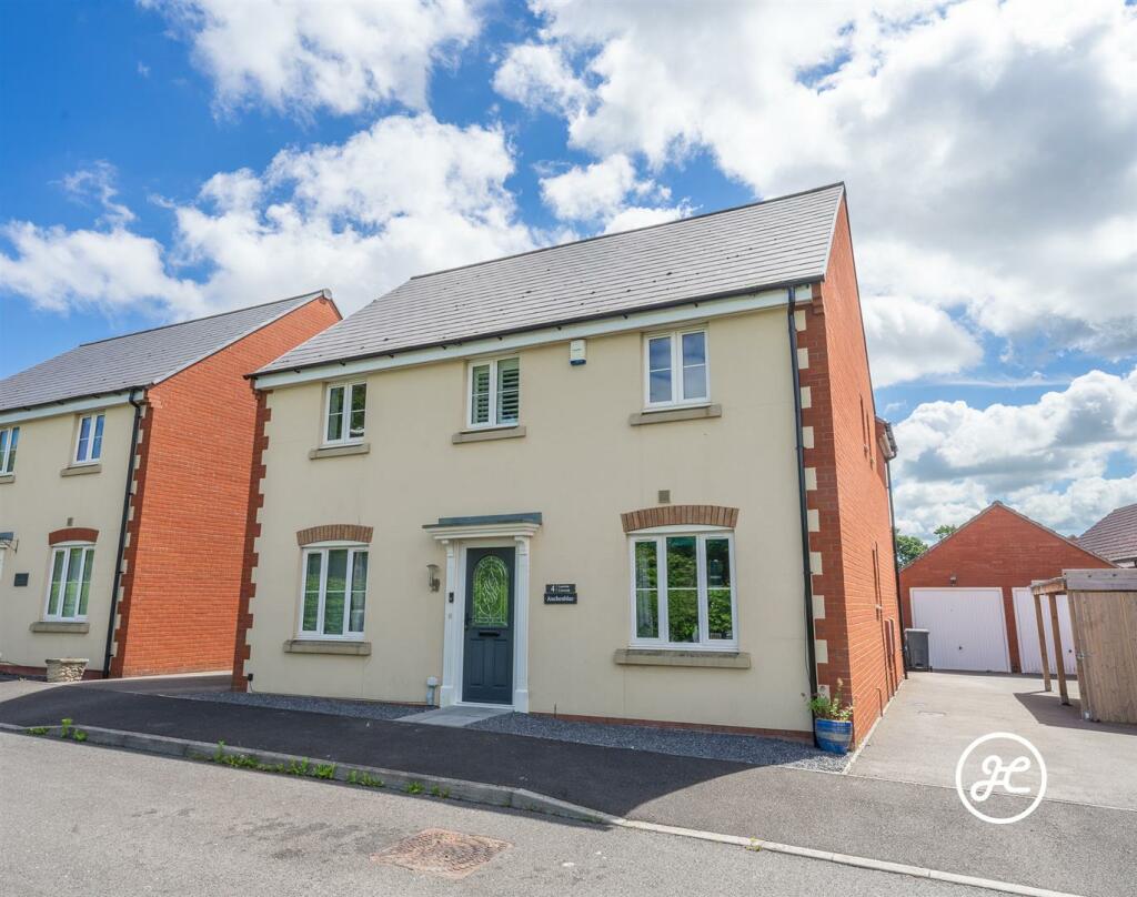 4 bedroom detached house for sale in Lucerne Crescent, Wilstock Village