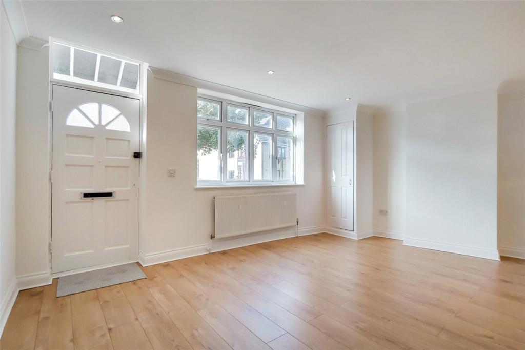 2 bedroom ground floor flat for sale in Tolworth Park Road, Surbiton, KT6