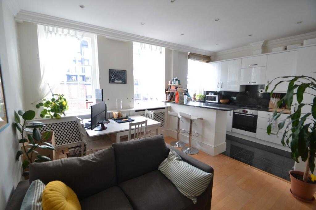 Main image of property: Beautifully presented 2 bed flat off Abbey Road