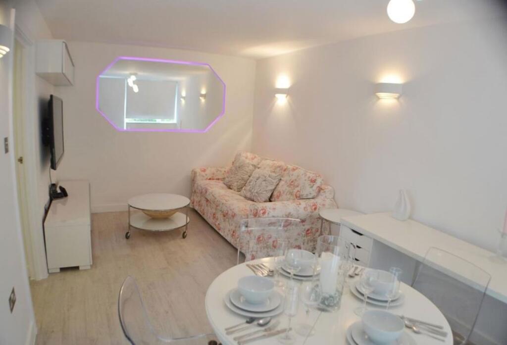 Main image of property: BEAUTIFUL HIGH SPEC ONE BED WITH COMMUNAL GARDEN