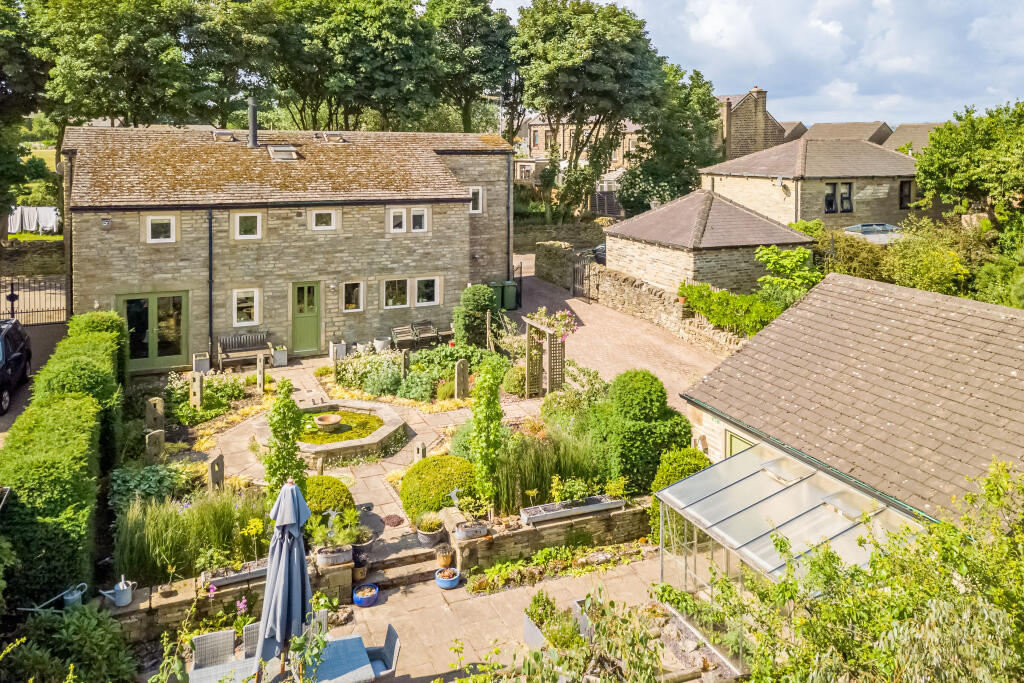 4 bedroom detached house for sale in Broad Oak, Linthwaite