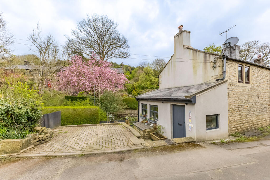 2 bedroom end of terrace house for sale in Brookside, Slaithwaite