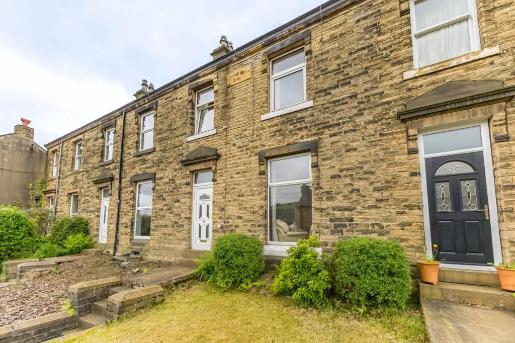 3 bedroom terraced house for sale in Manchester Road, Linthwaite