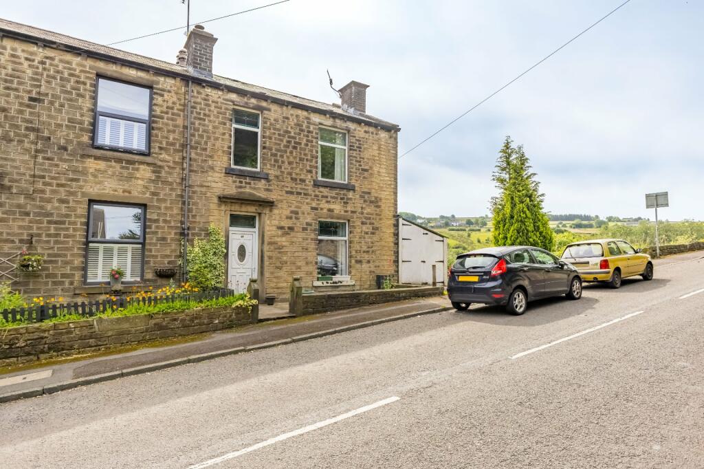 3 bedroom end of terrace house for sale in Varley Road, Slaithwaite