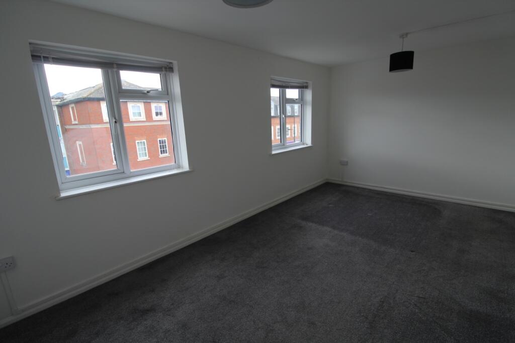 2 bedroom flat for rent in High Street, Hornchurch, Essex, RM11