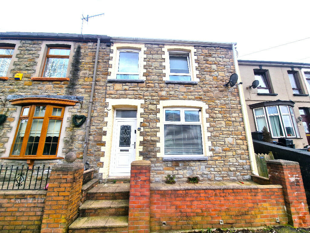 3 bedroom end of terrace house for sale in Rose Heyworth Road