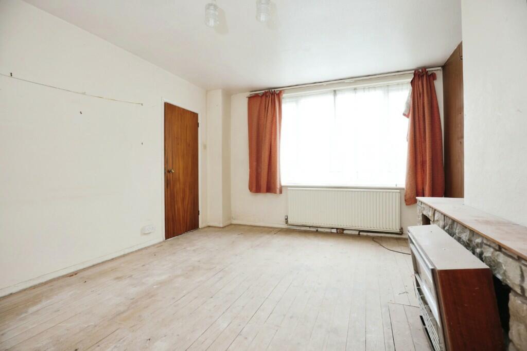 Additional property image - The Gardens, Leamington Spa, Warwickshire, CV31