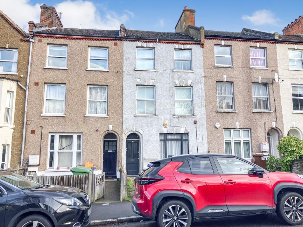 Main image of property: 92 Woodland Road, London, SE19 1PA