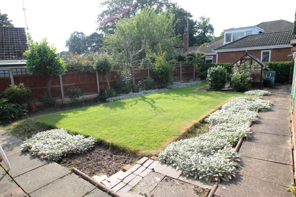 3 bedroom detached bungalow for sale in Plas Newton Lane, Chester