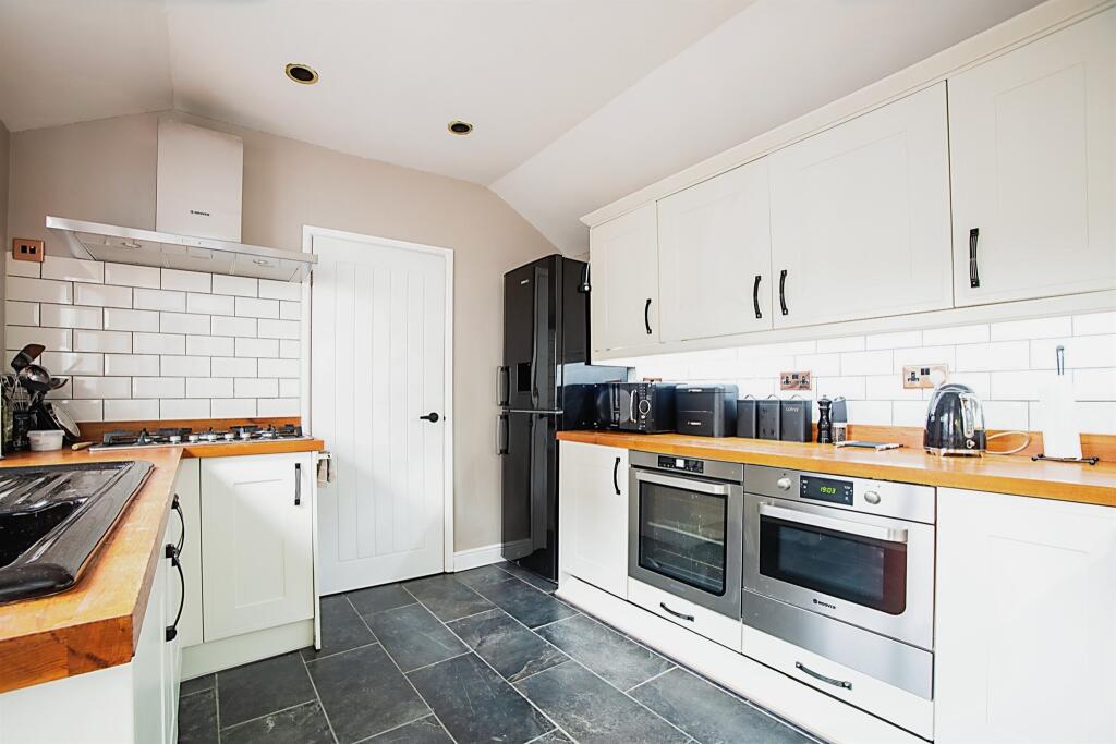 3 bedroom detached house for sale in Goddard Avenue, Swindon, SN1