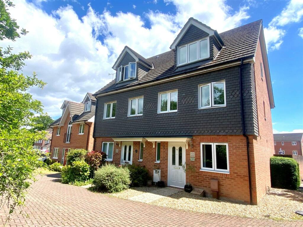 3 bedroom semidetached house for sale in Kingsley Way, Whiteley, PO15