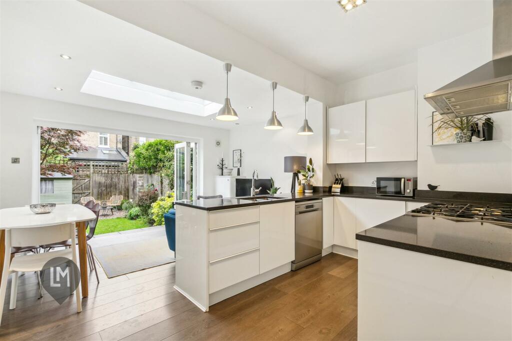 4 bedroom house for sale in Alverstone Avenue, London, SW19