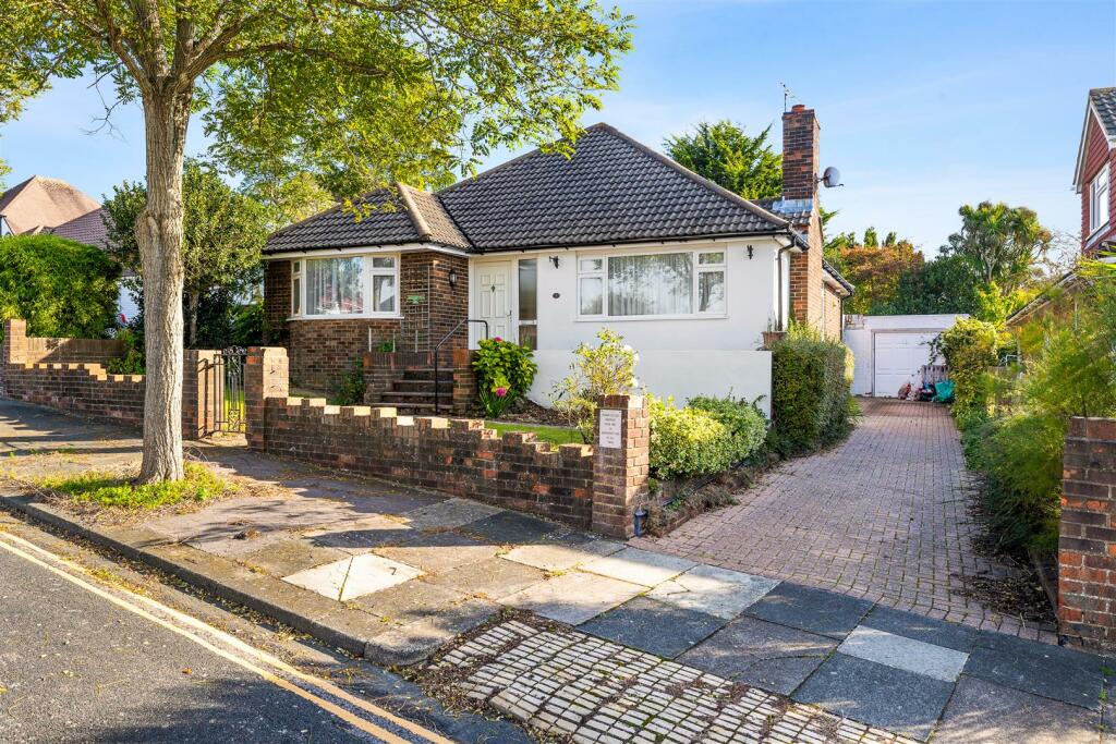 3 bedroom bungalow for sale in Shirley Avenue, Hove, BN3