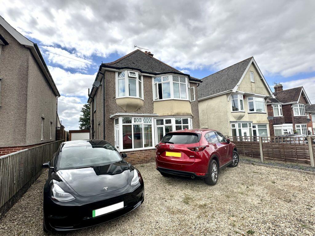 3 bedroom detached house for sale in Mudford Road, Yeovil, Somerset, BA21