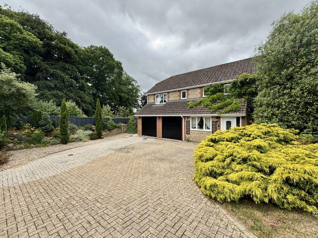 5 bedroom detached house