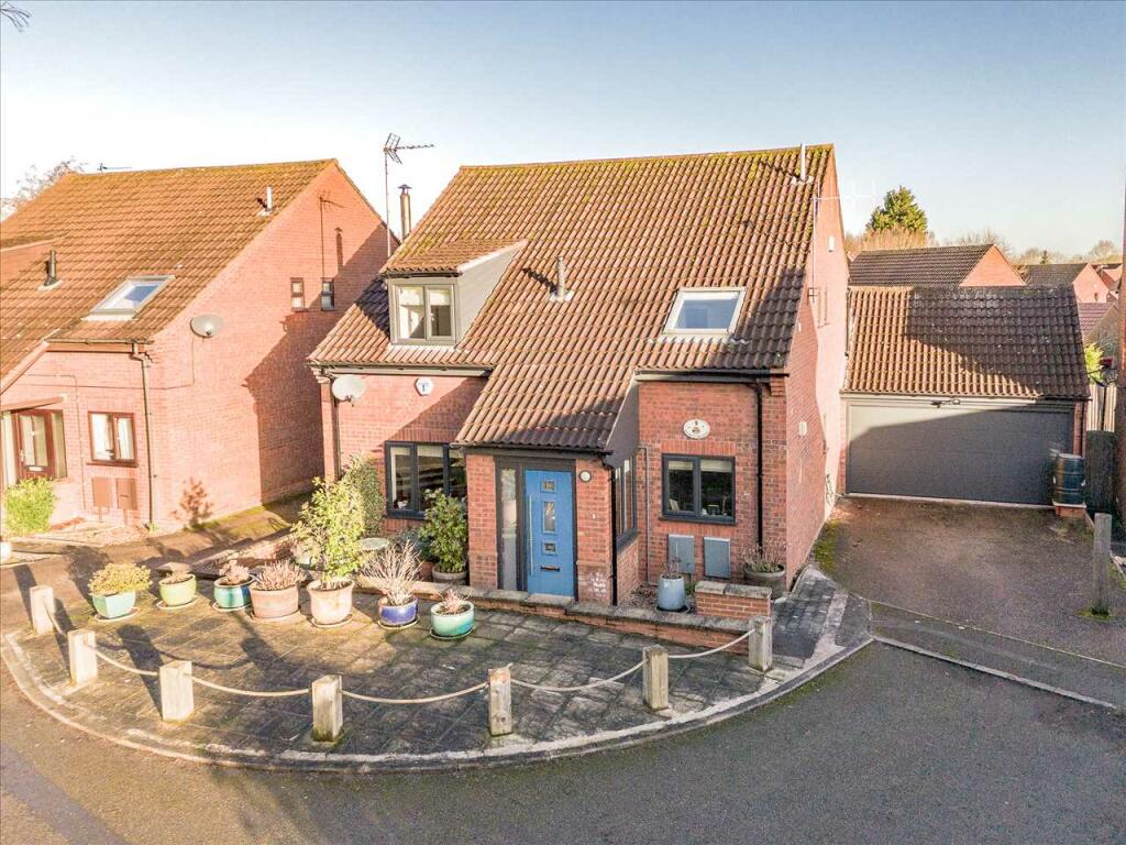 4 bedroom detached house for sale in Cheslyn Gardens, Giffard Park