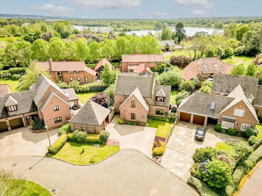 4 bedroom detached house for sale in Southfield Close, Willen, Milton