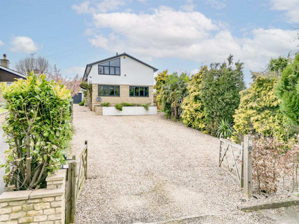 4 bedroom detached house for sale in April Rise, Tews End Lane