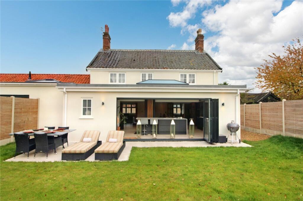 4 bedroom semidetached house for sale in The Street, Poringland
