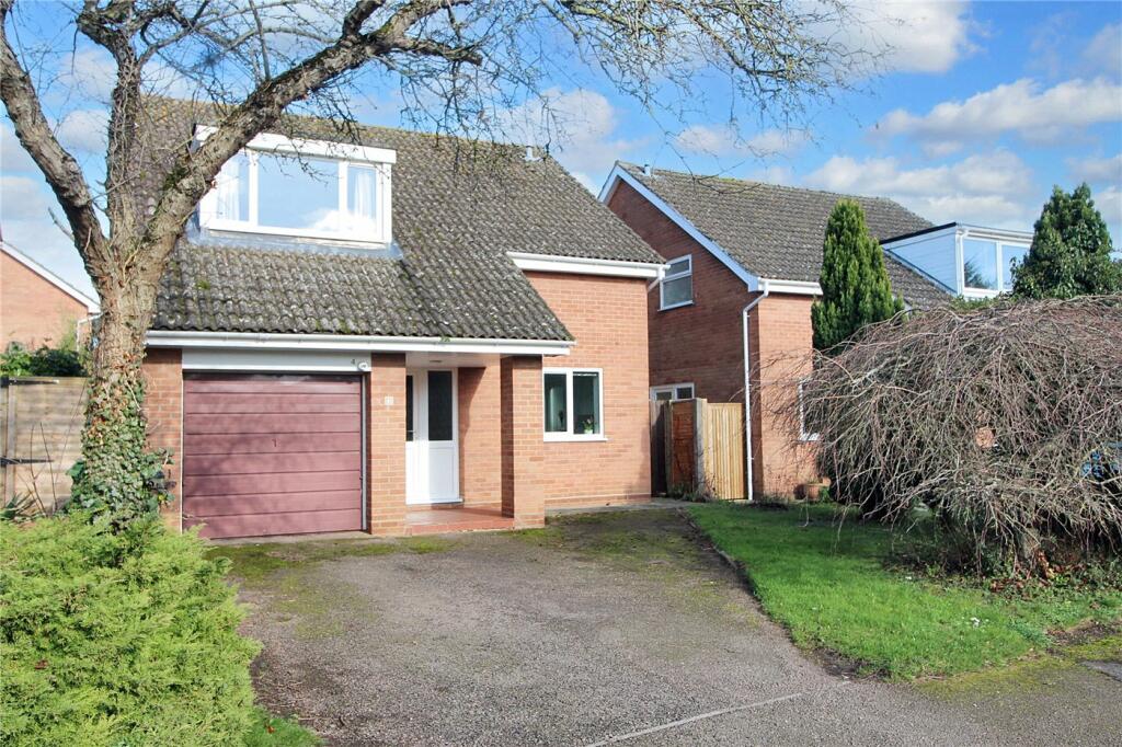 4 bedroom detached house for sale in Burgess Way, Brooke, Norwich