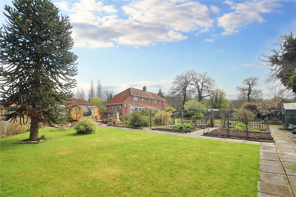 3 bedroom semidetached house for sale in Old Church Close, Caistor St