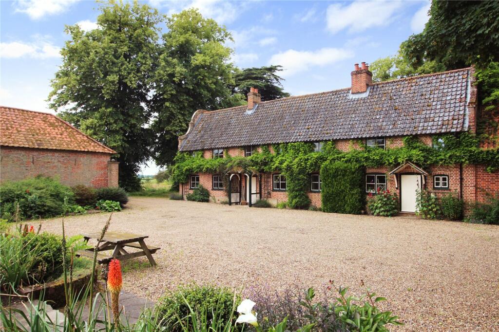 6 bedroom detached house for sale in Church Road, Woodton, Bungay