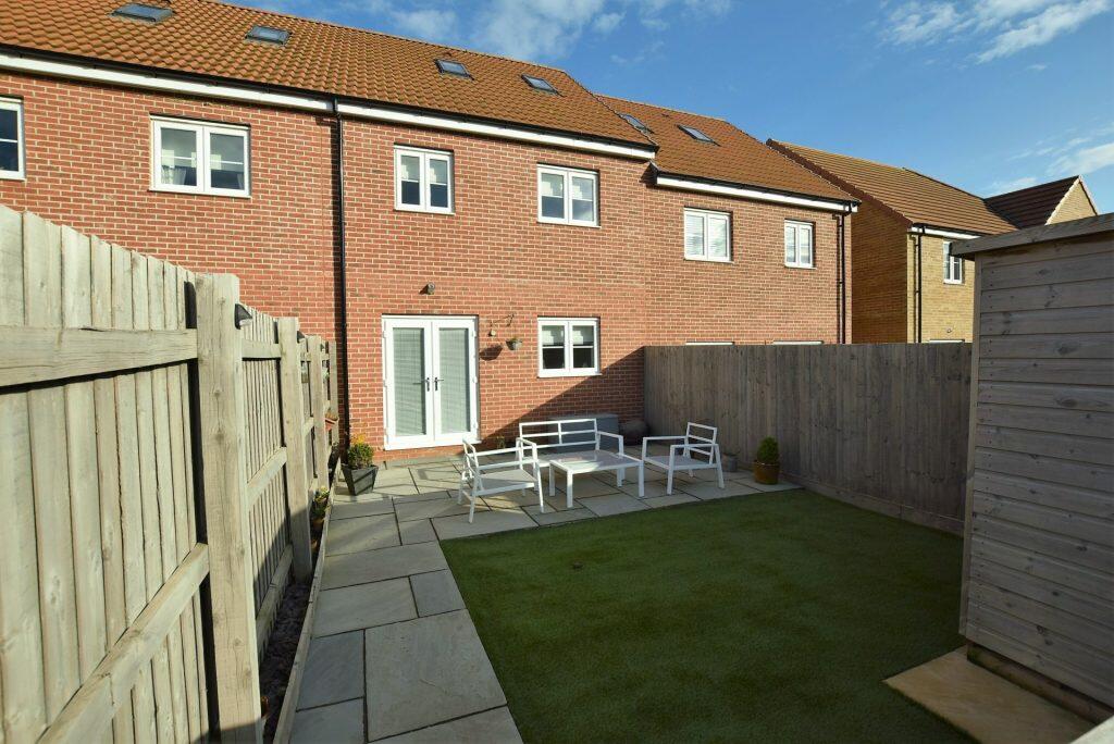 4 bedroom town house for sale in The Boulevard, Middle Deepdale, Scarborough, YO11 3EX, YO11