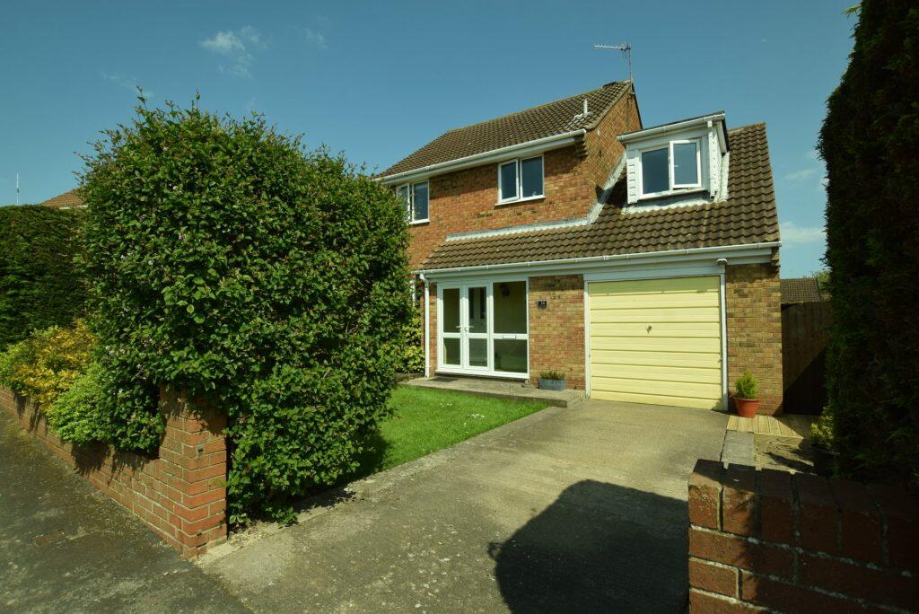 4 bedroom detached house for sale in The Pastures, Cayton, Scarborough
