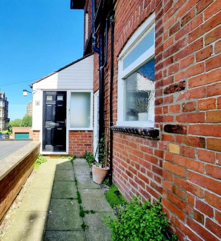 2 bedroom flat for sale in Holbeck Hill, Scarborough, YO11 2XD, YO11