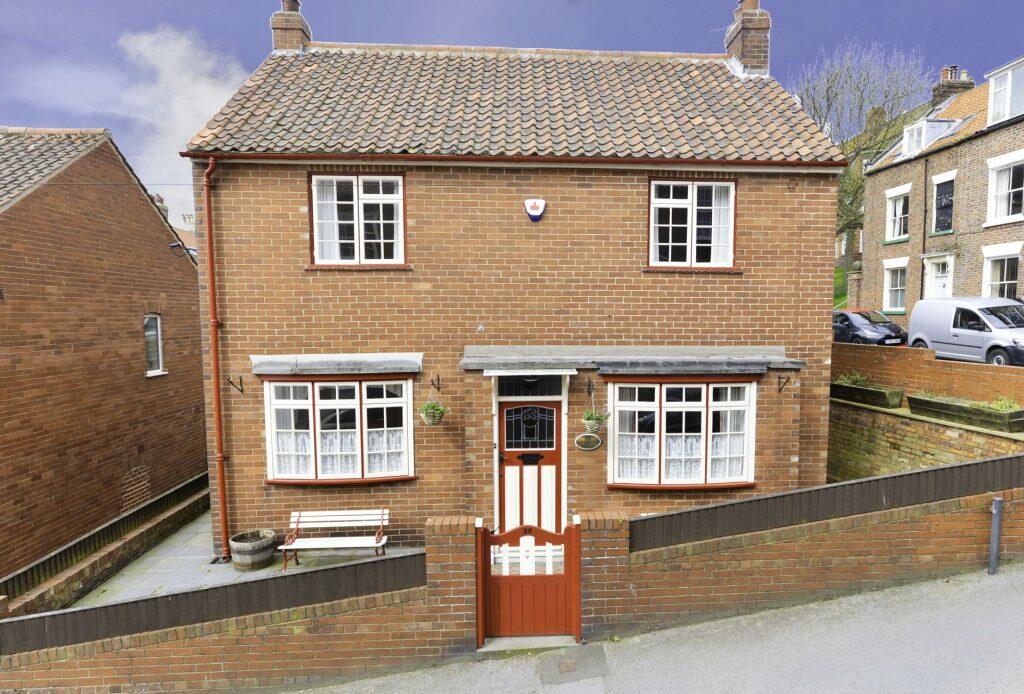 4 bedroom detached house for sale in Castlegate, Old Town, Scarborough