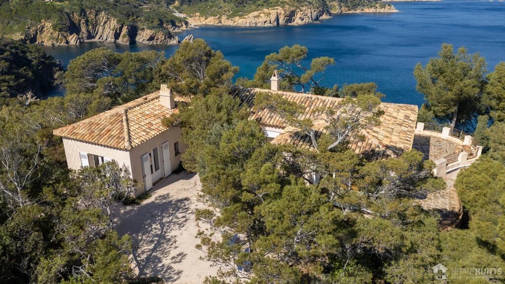 Main image of property: Provence-Alps-Cote d`Azur, Var, Bormes-les-Mimosas