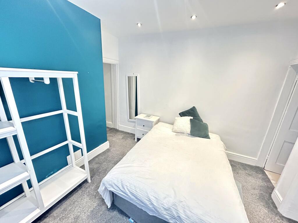1 bedroom house share for rent in Room 2, London Road, ST4
