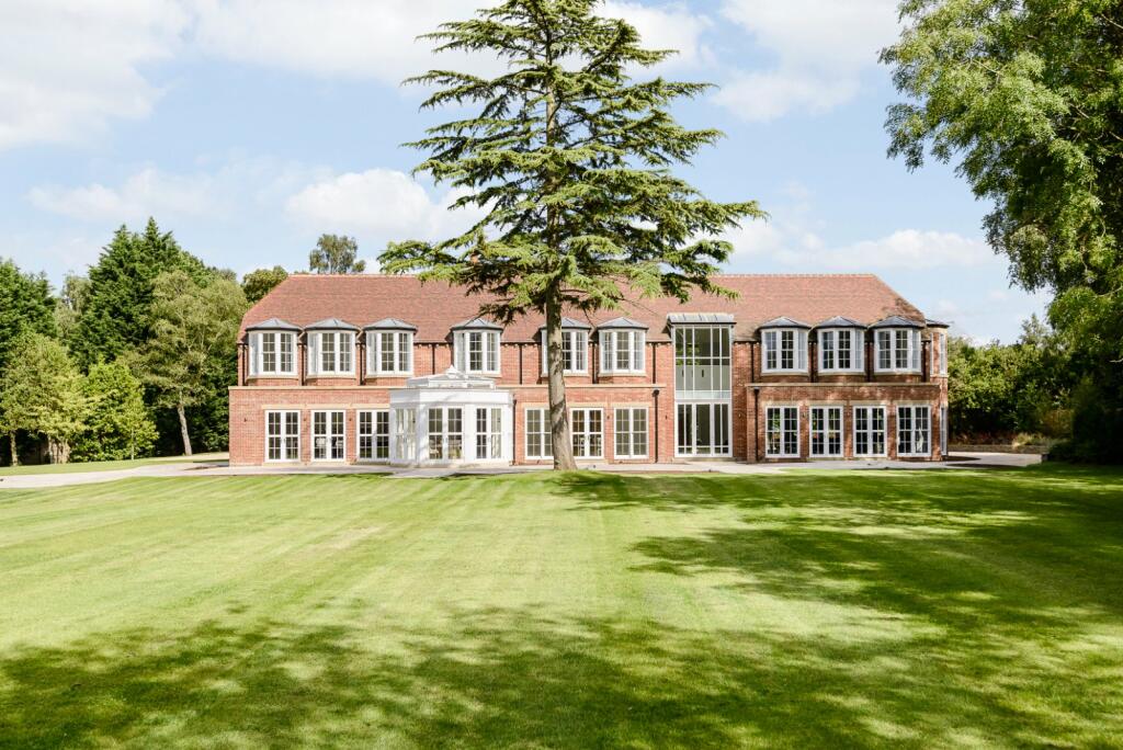 6 bedroom detached house for sale in Fulmer Common Road, Fulmer, SL0