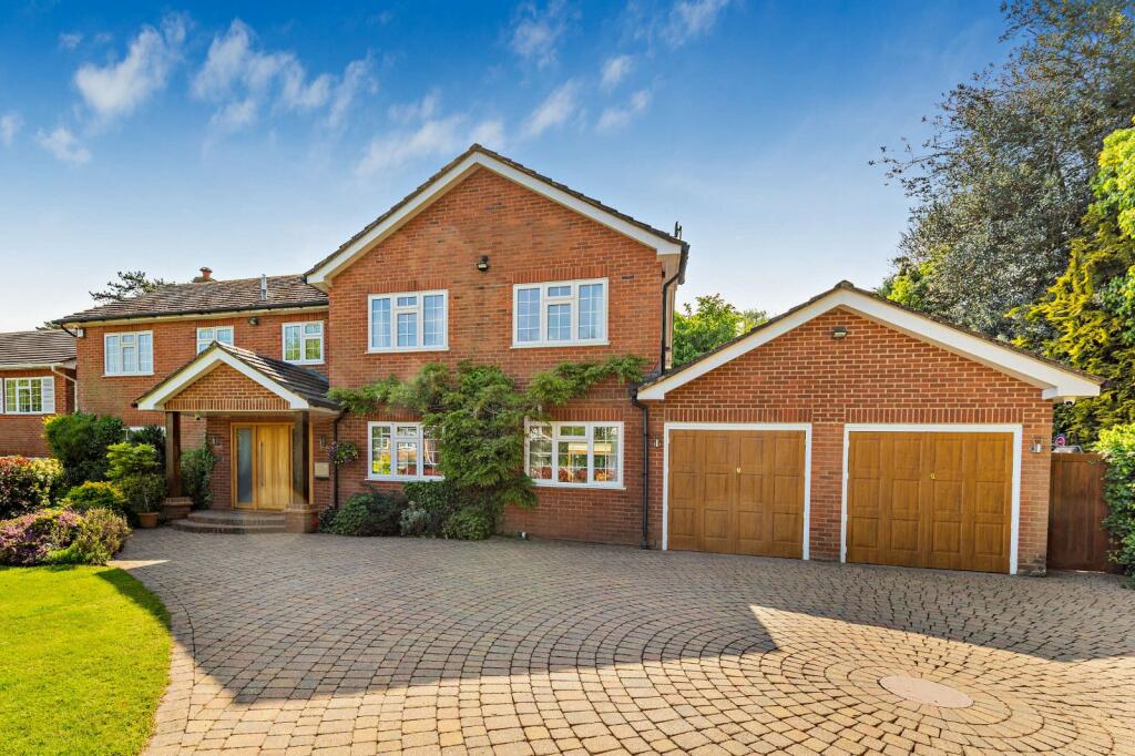 6 bedroom detached house for sale in Robinswood Close, Beaconsfield, HP9