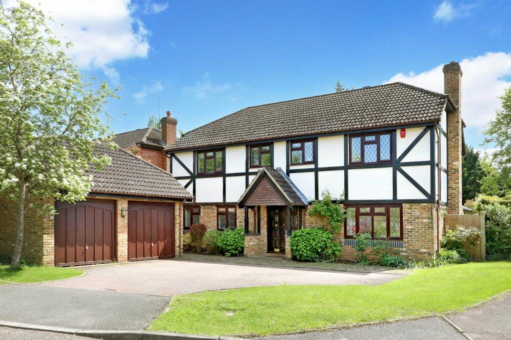 5 bedroom detached house for sale in Bybend Close, Farnham Royal, SL2