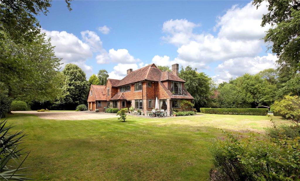 5 bedroom detached house for sale in Templewood Lane, Farnham Common