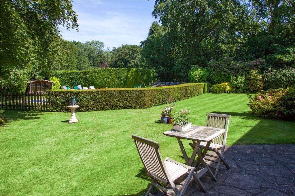 5 bedroom detached house for sale in Templewood Lane, Farnham Common