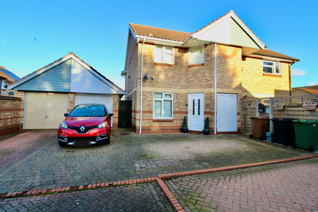 3 bedroom semidetached house for sale in Delph Court, Park Farm