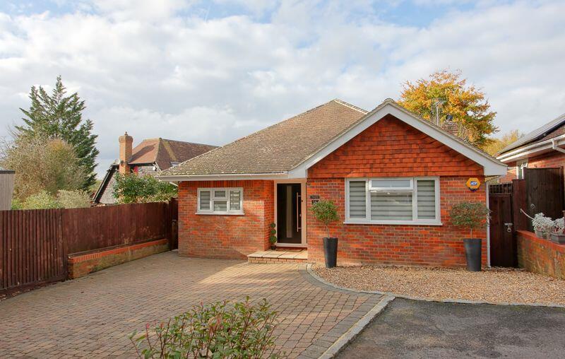 2 bedroom detached bungalow for sale in Ellwood Rise, Chalfont St