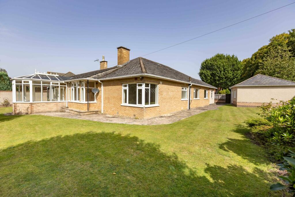 3 bedroom detached bungalow for sale in Dunchurch Road, Rugby, CV22