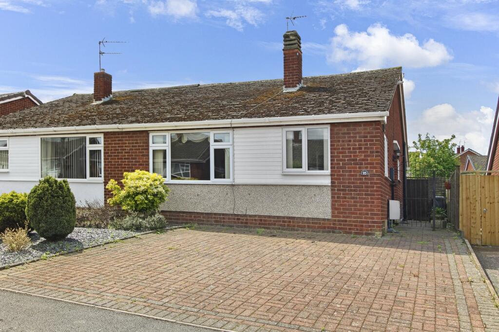 2 bedroom semidetached bungalow for sale in Freemantle Road, Bilton