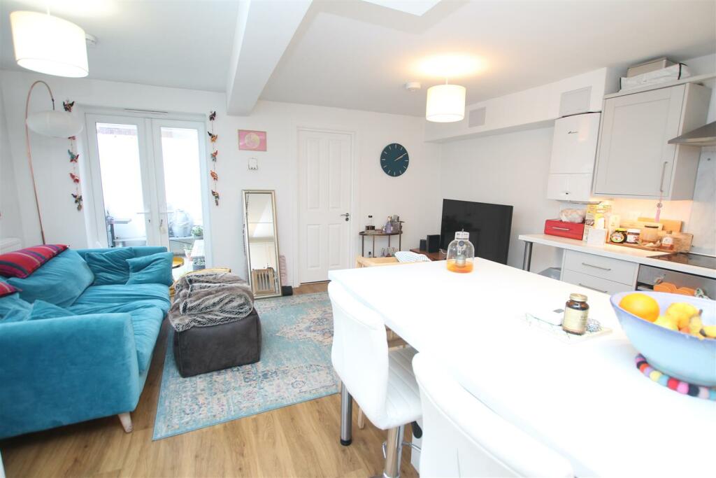 3 bedroom maisonette for rent in Madehurst Close, Brighton, BN2