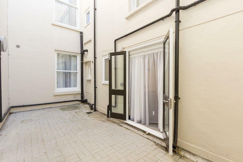 Studio flat for rent in Gloucester Terrace, London, W2